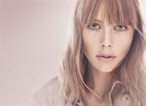 review of Burberry Beauty English Rose look with Edie Campbell 